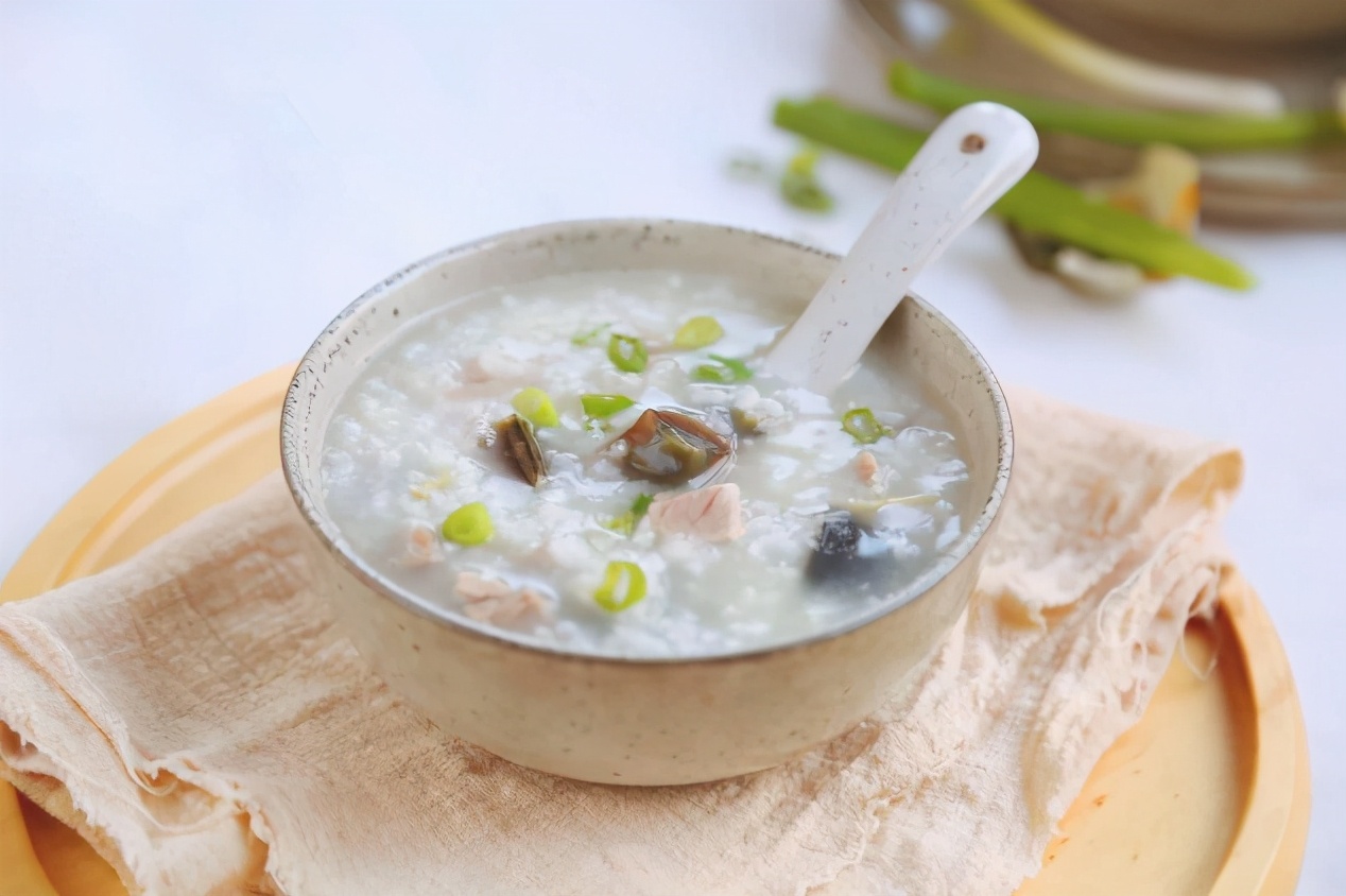 做皮蛋瘦肉粥要不要勾芡,做皮蛋瘦肉粥时皮蛋用弄熟么