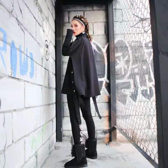 金晨现身机场，穿一身黑就脖子配荧光，背袖珍包斜跨超可爱