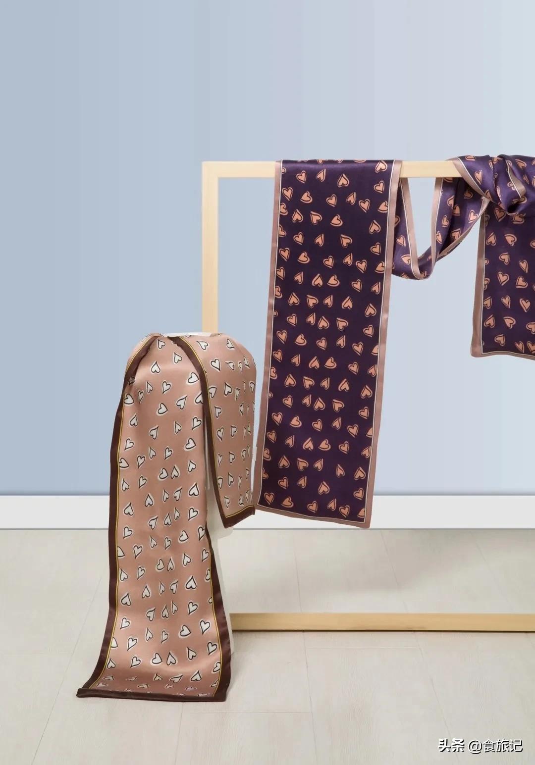 丝巾的气质系法,一条小小的丝巾可以点缀你的气质