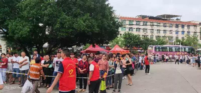 考完啦！莆田考场外上演“00”后深情告白！这些场景都太美~~