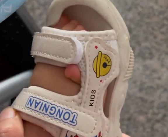 爸爸给儿子穿鞋脚趾露出来,爸爸给宝宝穿鞋脚趾头在外面