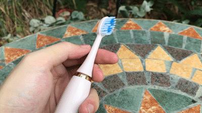 每秒振动1.5万次以下,一分钟震动10万次的牙刷