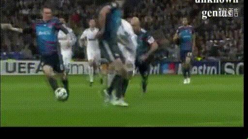 球王也假摔？盘点C罗假摔