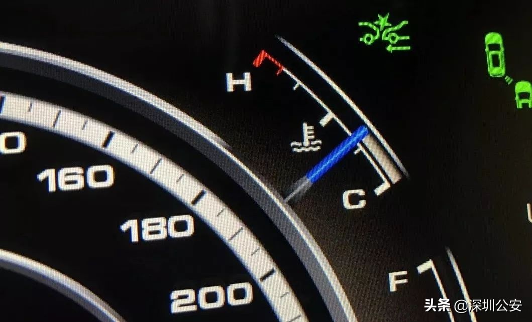 仪表盘上三大救命灯亮了赶紧停车,仪表盘同时亮几个故障灯赶紧停车