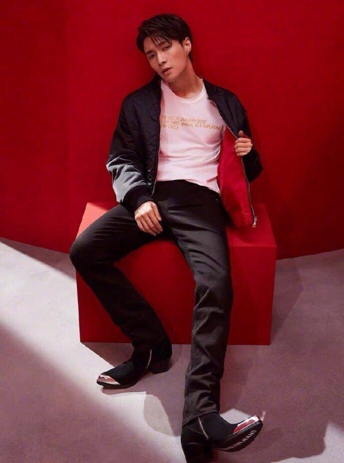 张艺兴放大招了！CK*裤内**代言大秀肌肉，粉丝们要顶住呀