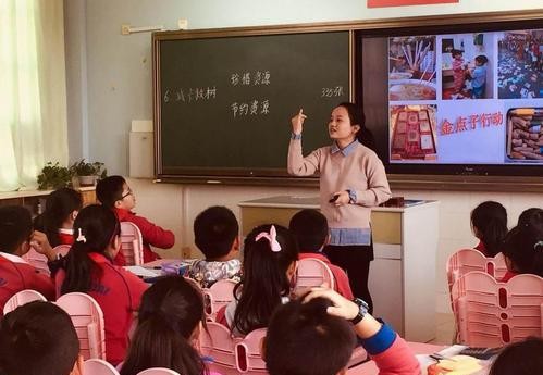 老师上课戴扩音器有什么坏处,戴扩音器上课对教师有什么危害