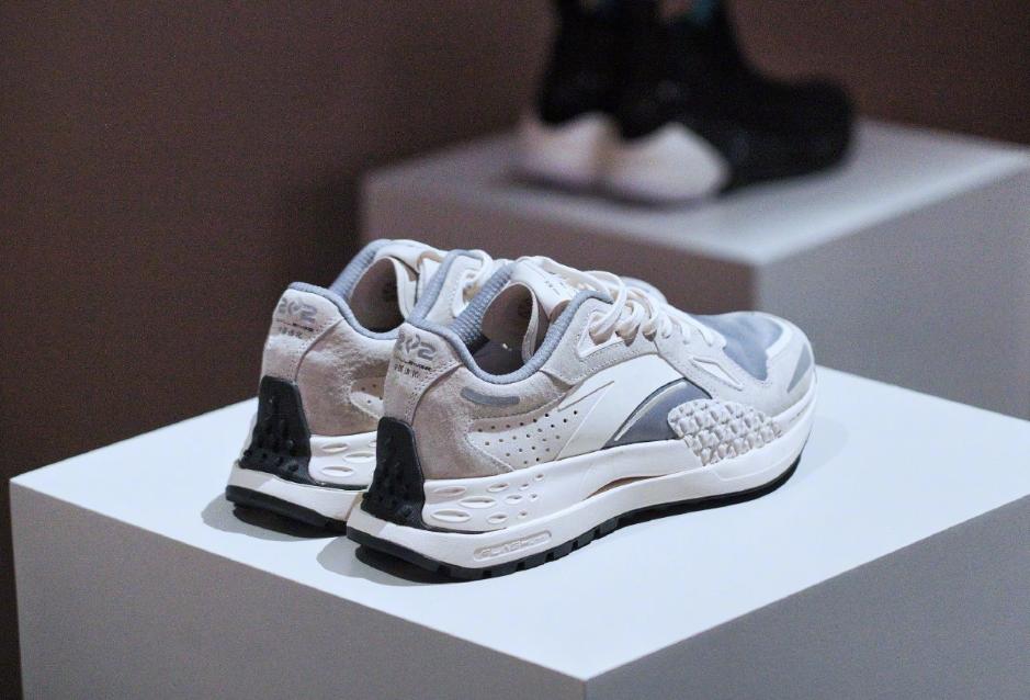 安踏颁奖服国旗版,安踏星标系列奥运领奖鞋