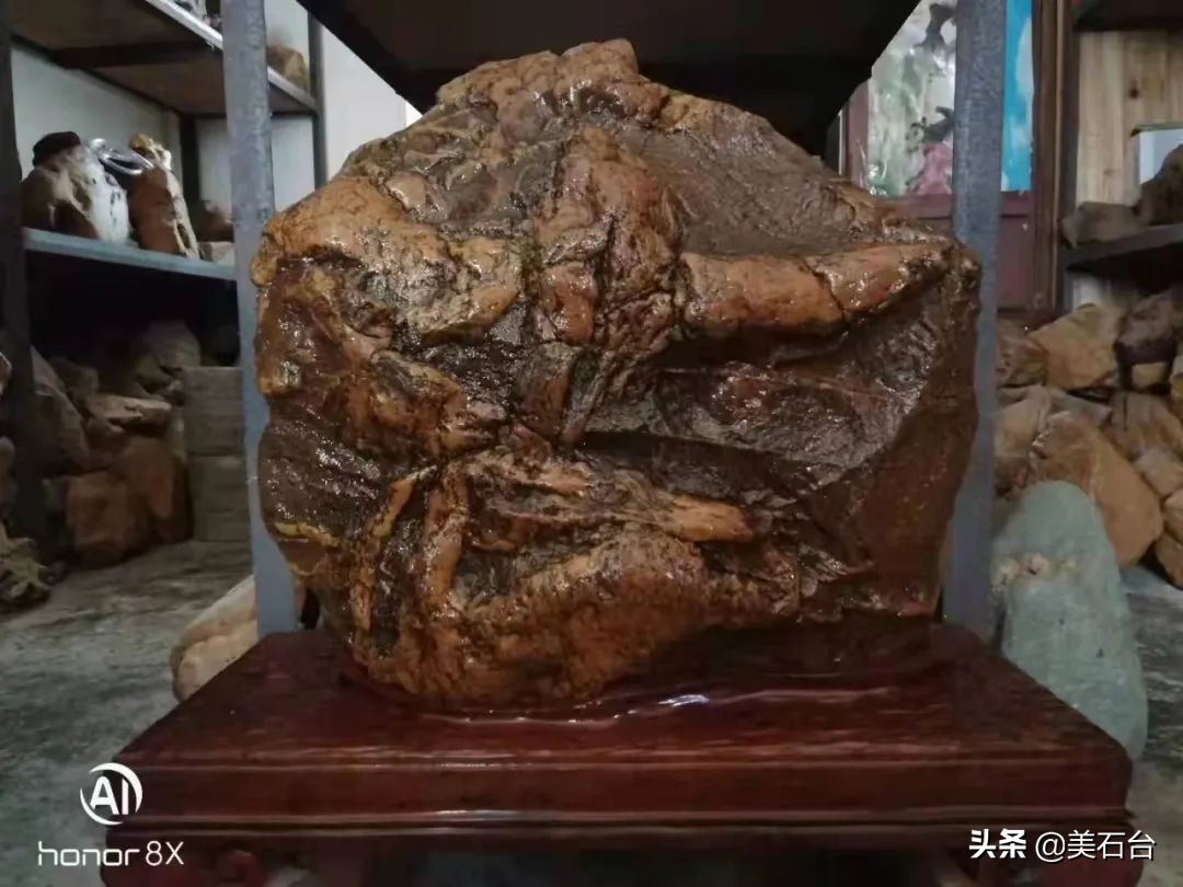 几十元石头付费鉴定变上亿元陨石,小伙子捡到了一块真正的玻璃陨石