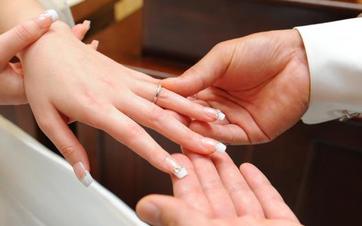 戴戒指戴哪根手指有什么讲究,手指粗戴宽戒指还是细戒指好看