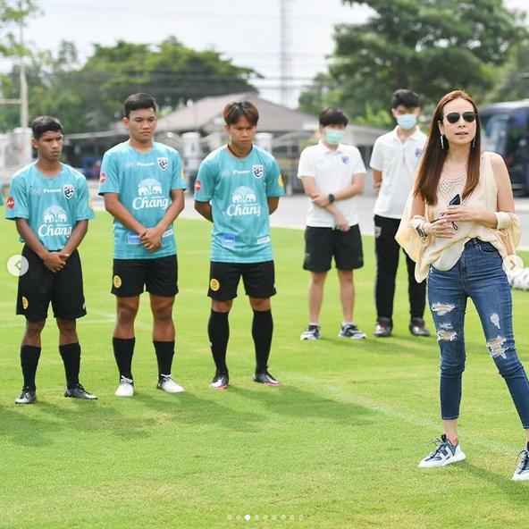 泰国华裔富婆惊艳亮相足球场!无袖衬衫秀性感,运动员害羞地低头