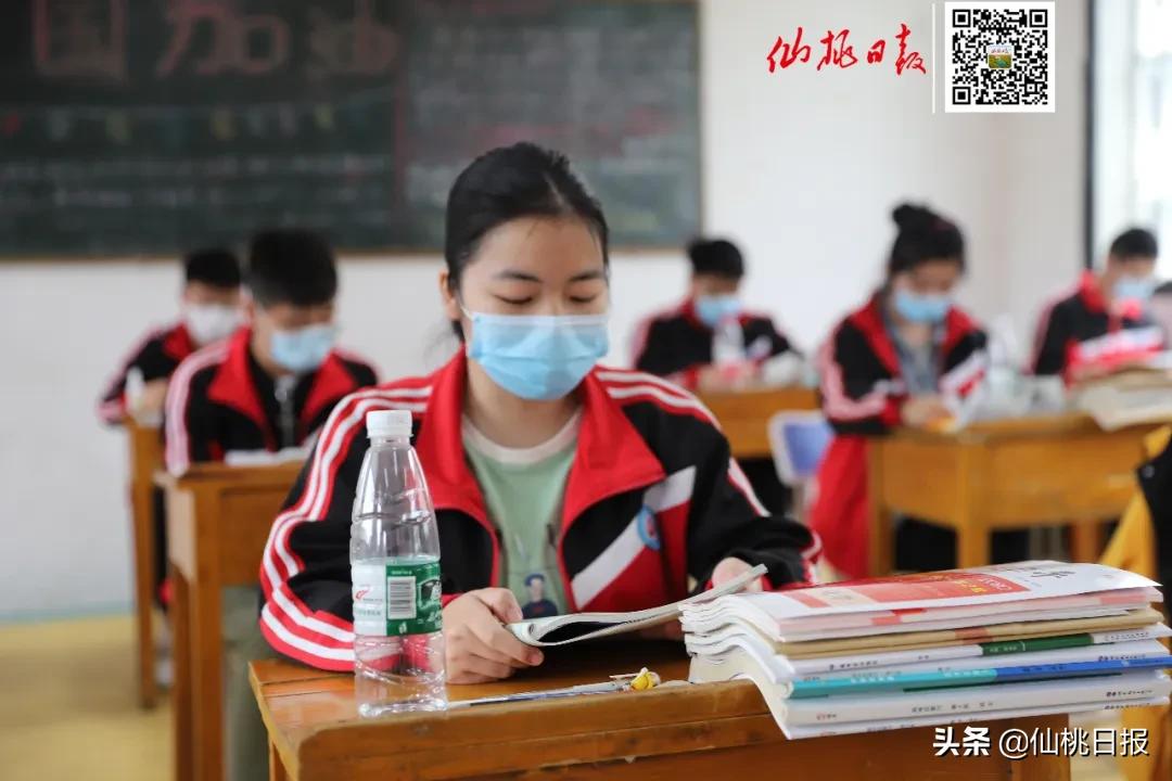 仙桃学生神兽归笼视频,神兽归笼小学家长开心到模糊