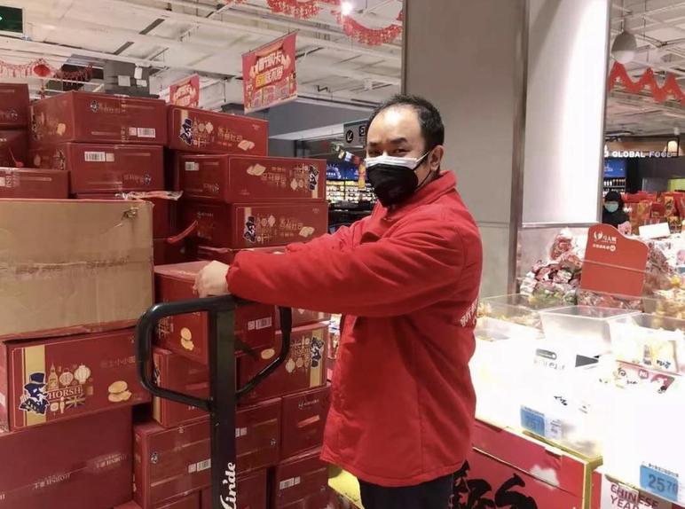 疫情下的超市:大润发订单量激增,人手不够的时候司机也要上