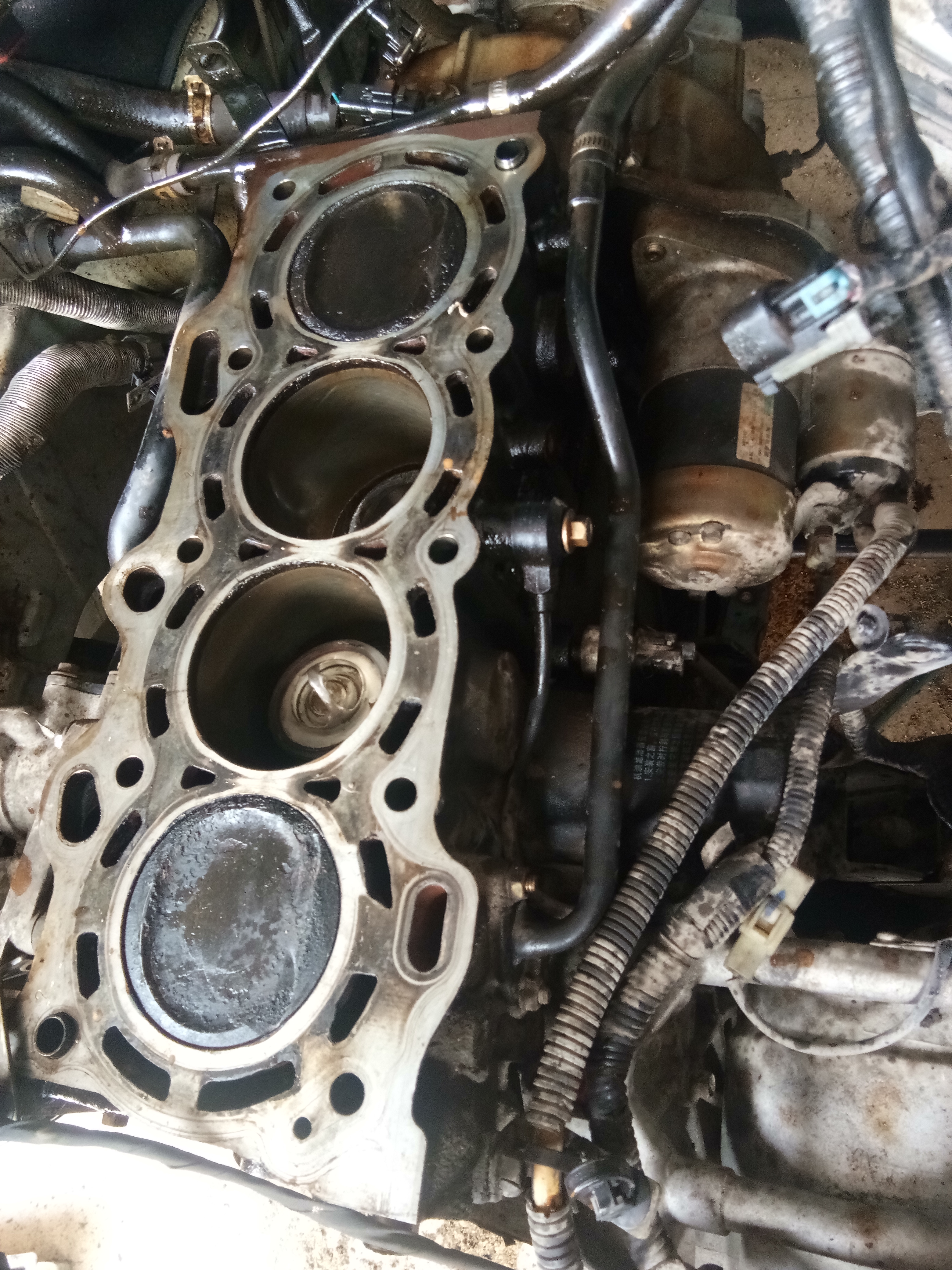 冷车启动嗒嗒响热车响声变小,冷车启动发动机声音很响怎么回事