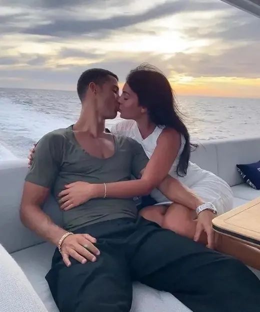 c罗求婚乔治娜成功,c罗34岁五子登科