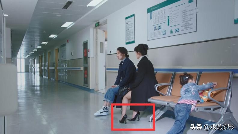 收入堪忧却一身名牌，朱丽的着装是剧情bug还是有意为之？