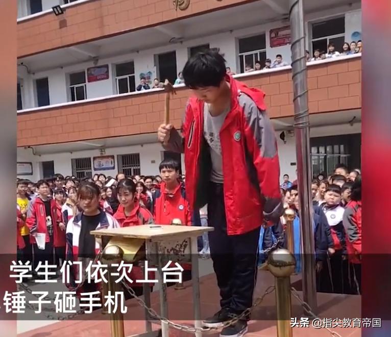 中考将近，学生仍沉迷手机怎么办？学校配合家长出高招，效果如何