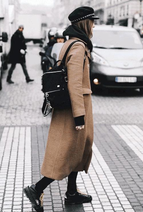 黑色和深咖色哪种颜色适合秋冬穿,浅的奶茶色在冬天里穿颇显氛围感