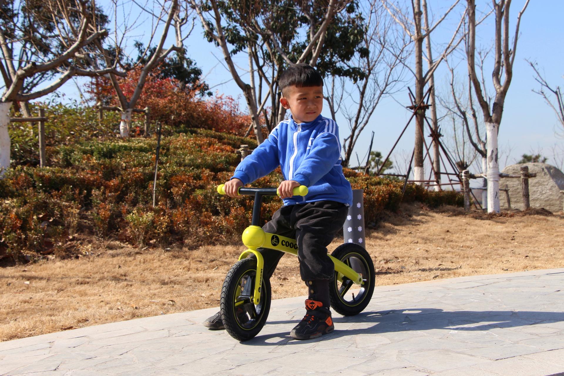 萌娃骑平衡车的视频,萌娃运动平衡车