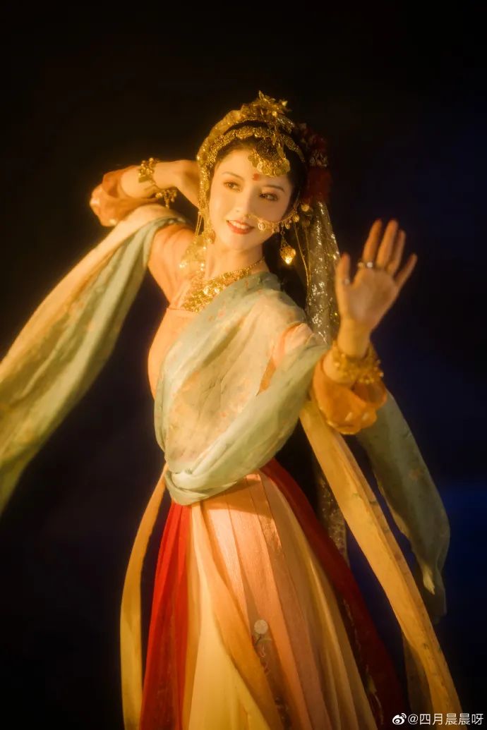 00后女孩演绎四大名著美女,凭一个造型火出圈,200万网友点赞