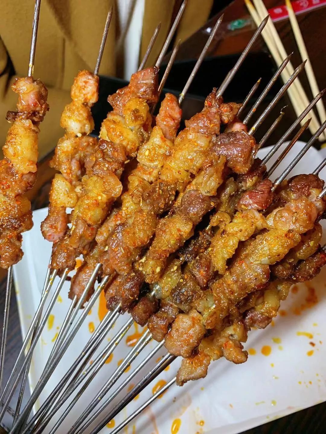 长春这家音乐串吧大块肉按斤称，崂山一元一瓶，青岛喝一箱送一箱