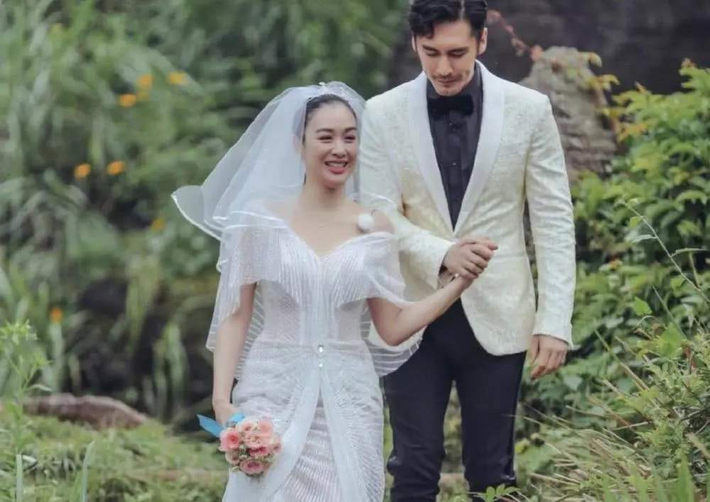 钟丽缇大女儿晒美照身材不输妈妈,钟丽缇女儿惊艳全部照片