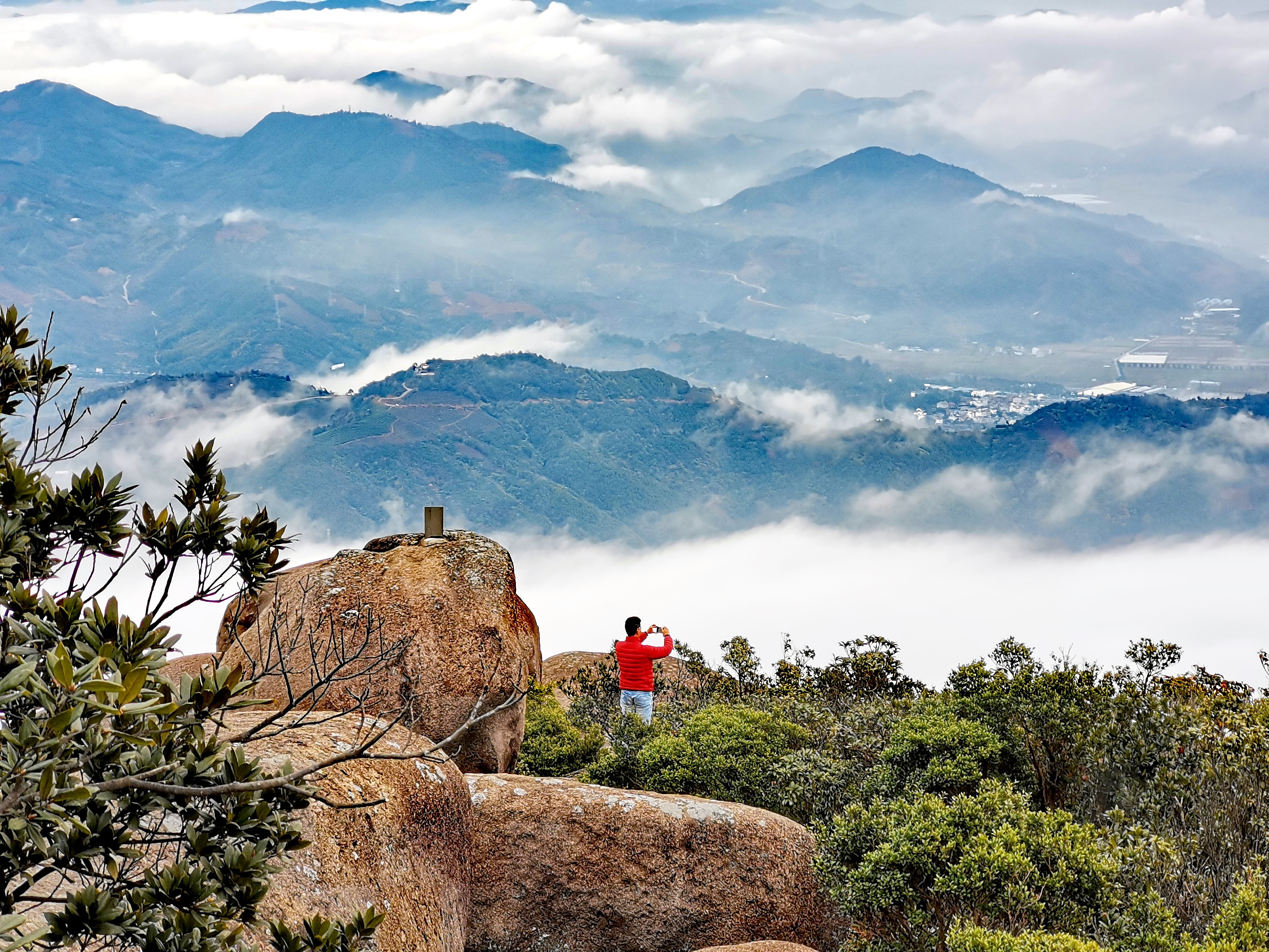 太姥山山顶日出,雨中的太姥山云雾缭绕