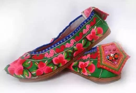 各种各样的手工绣花鞋,手工复古绣花鞋