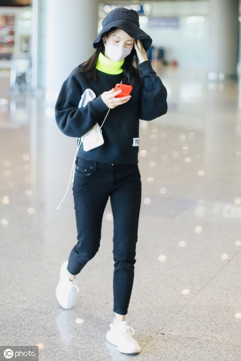金晨全黑装走机场，背小包斜跨超可爱，脖子太长穿高领也能看见肉