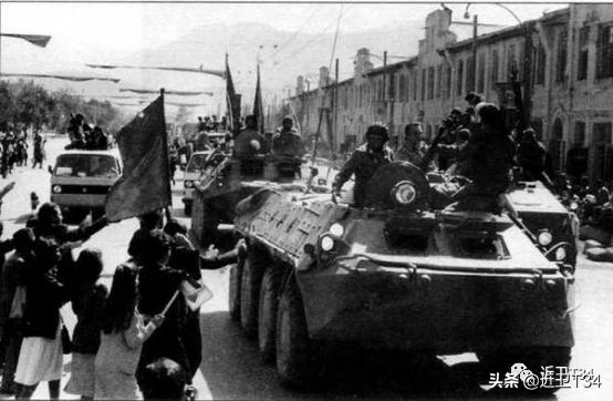 俄军士兵为什么要坐在车顶上?浅谈苏联装甲运兵车和步战的取舍