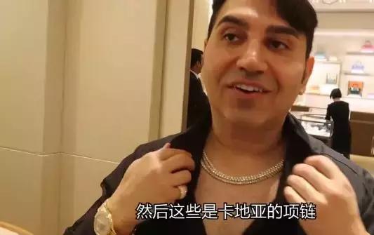 这对网红花22万当了三天迪拜富豪，而我连个儿童手表也买不起