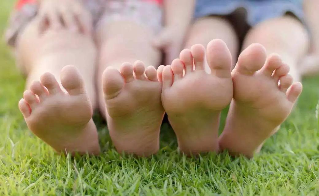 小孩光脚对身体有好处吗,宝宝在家光脚走路对足弓发育好吗