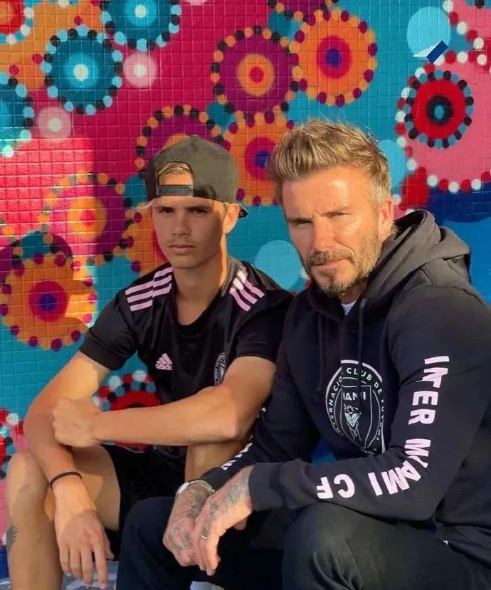 贝克汉姆的三个儿子哪个最有出息,贝克汉姆三个儿子颜值