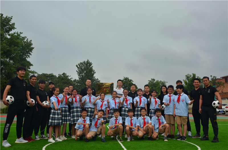 用爱心托起未来和希望洛阳五度健身捐资助教梁村小学操场竣工典礼