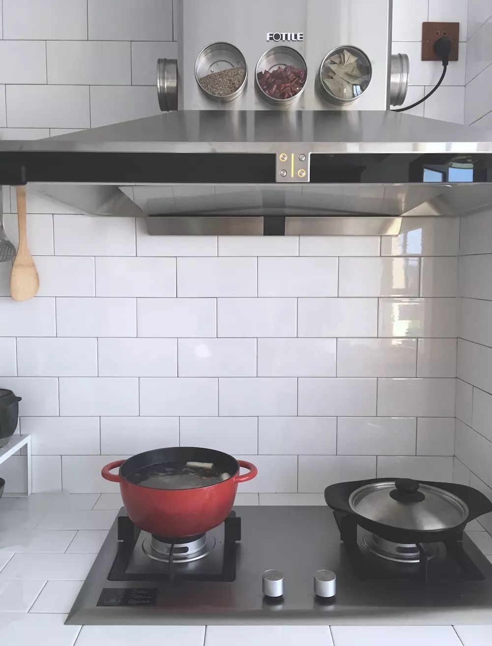 用水泥砌橱柜,用粘土做迷你橱柜