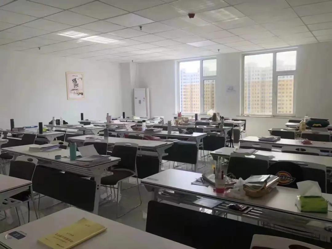 没考上公务员考上博士了,没考上公务员去公考机构上班