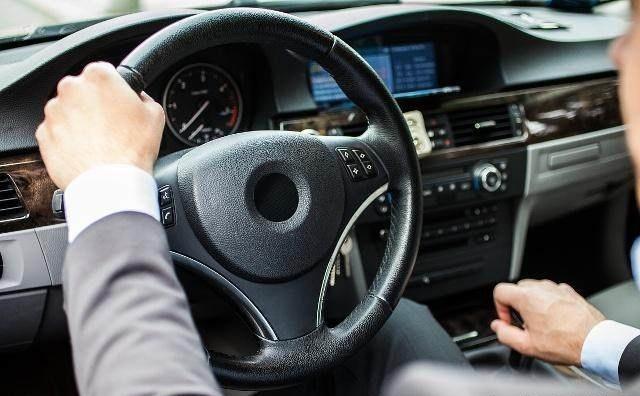 开车打方向盘技巧新手必看,新手开车怎样打方向盘最准确