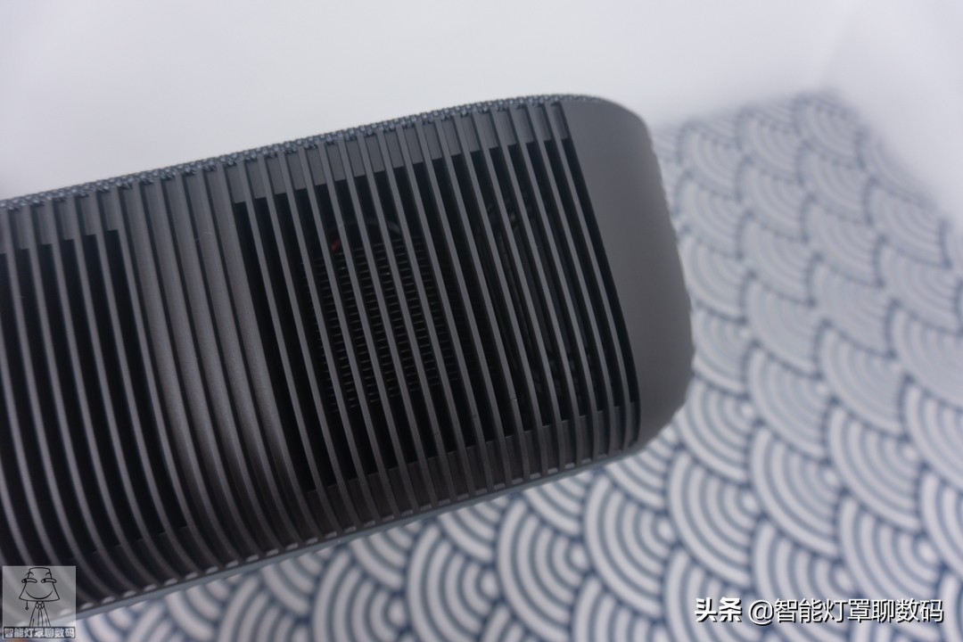 深圳小伙的快乐出租屋(上):千元1080P投影+头戴蓝牙耳机