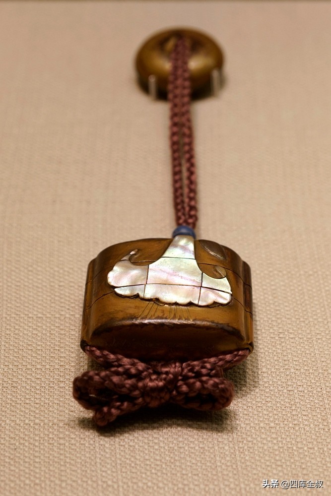 日本江户时代上层社会的冠饰风格,18世纪日本江户盛行配饰