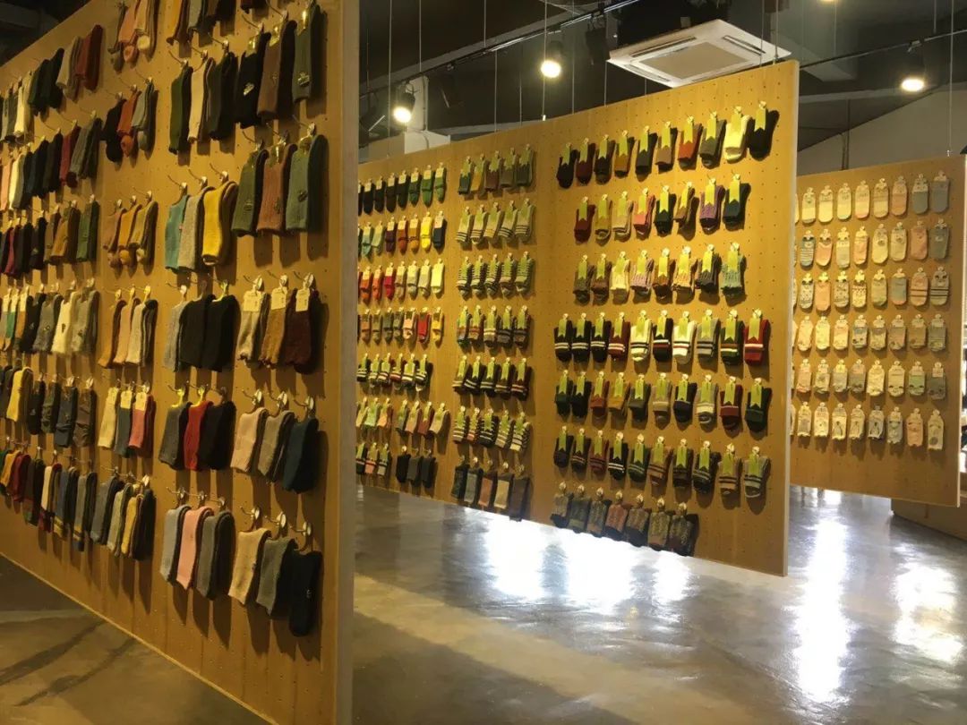 袜子可以这么潮!她把一门小生意做到天猫第一,教授博士都来取经