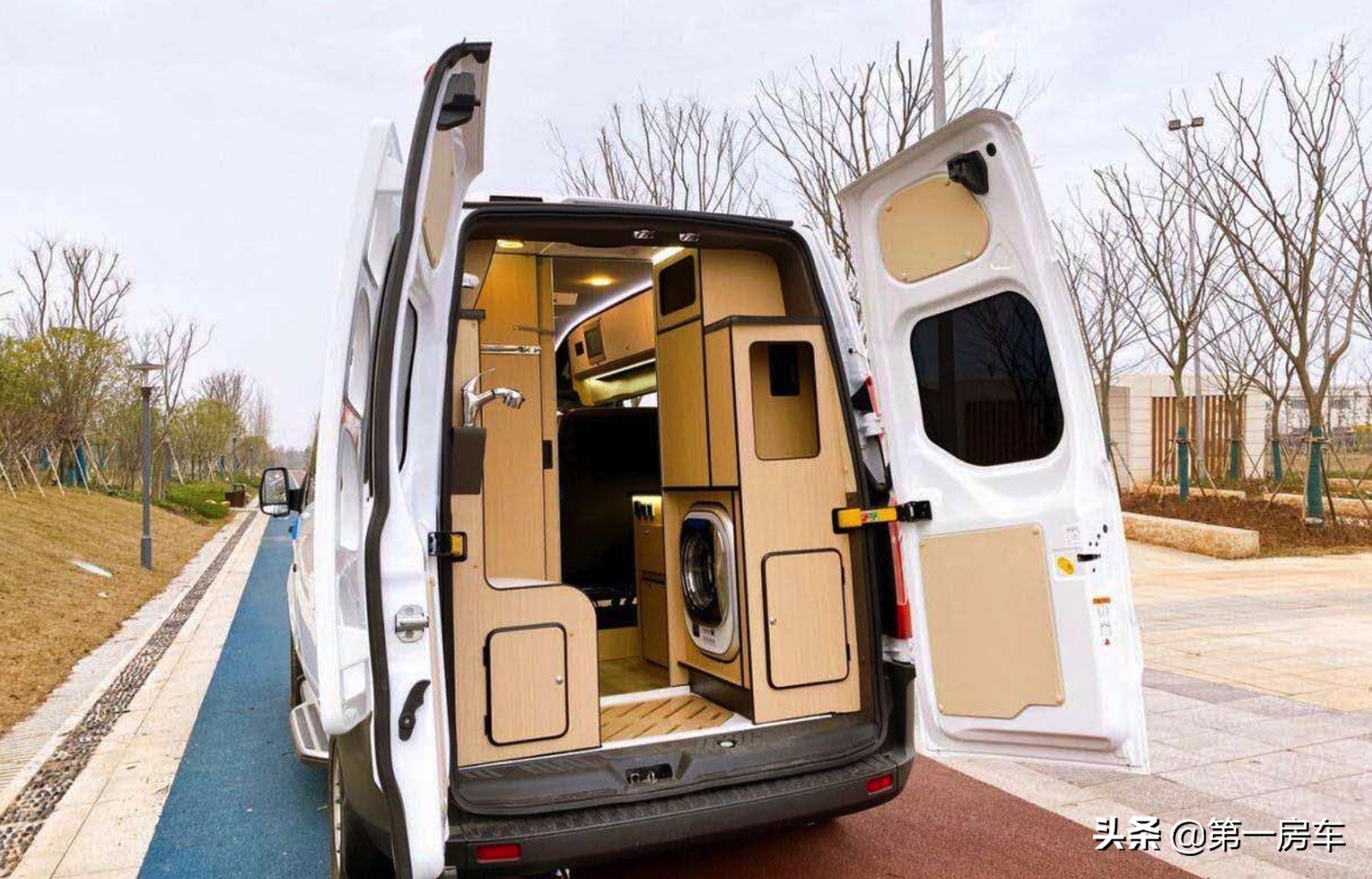 福特全顺中轴中顶房车后厨卫,新全顺房车改装效果图