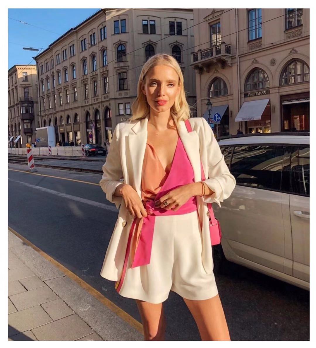 腿不算短但穿衣服就不好看,腿不直穿什么短裤好看