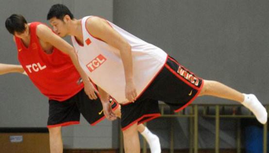 一家三口两国手，儿子是“王治郅接班人”，儿媳是“亚洲蝶后”