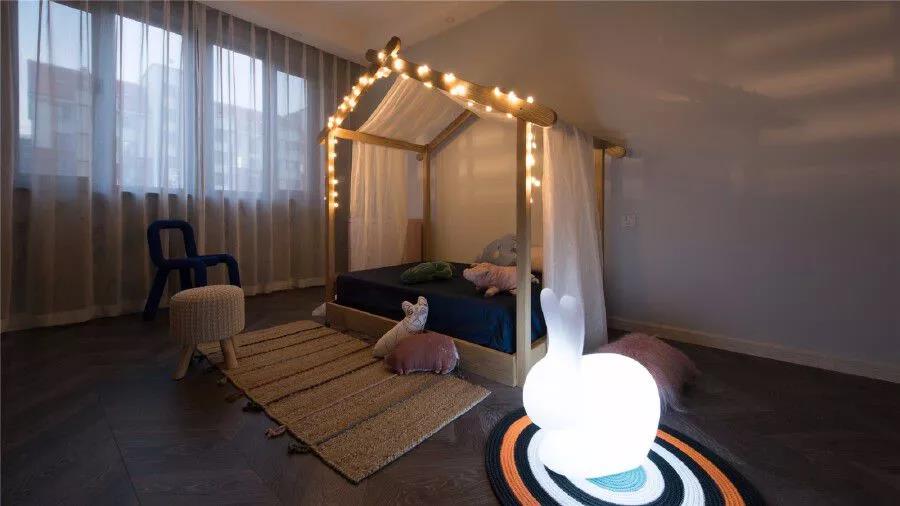 330㎡跃层,还附带阁楼,难怪朋友说像别墅,太大气了!尤其客厅