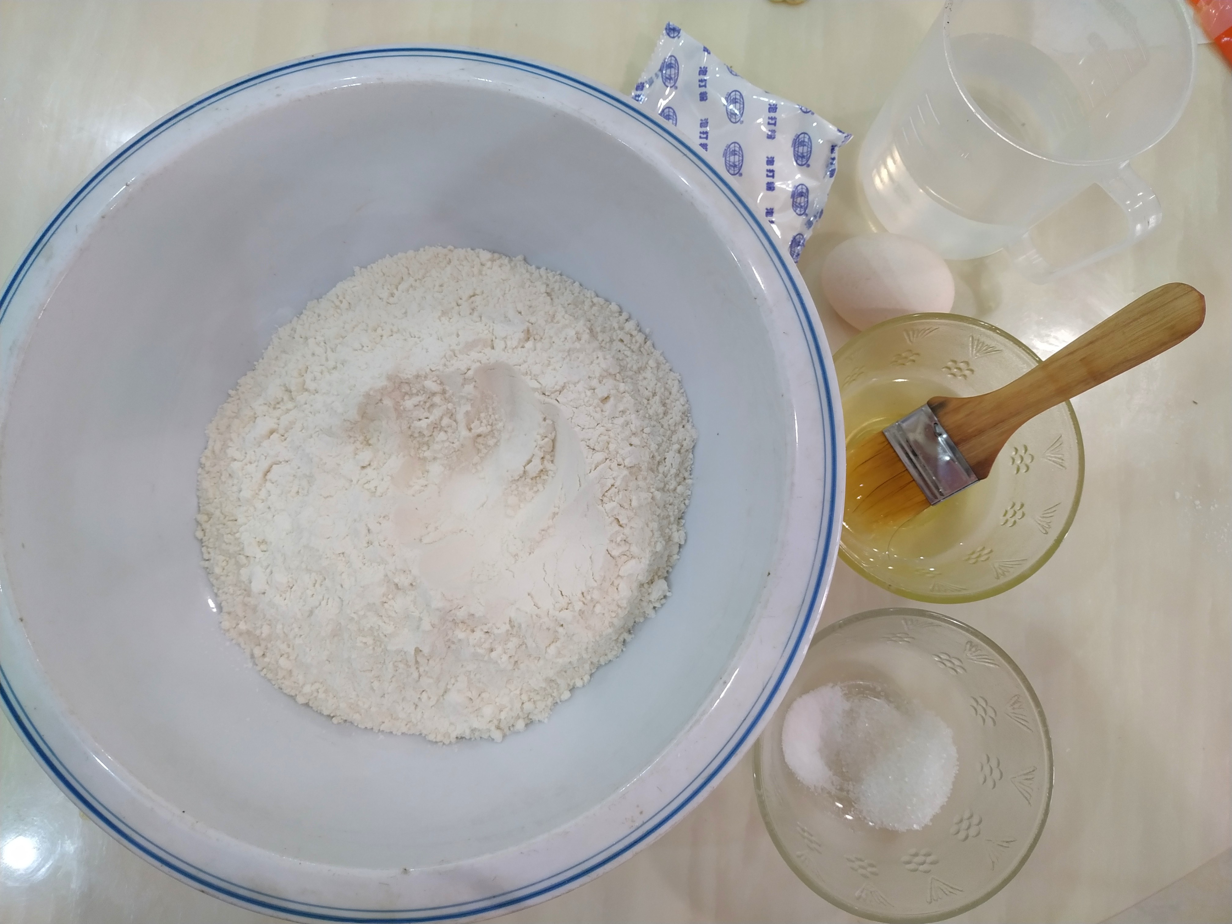 炸油条用脆皮油条粉还用放酵母吗,炸油条酵母碱油条店老板教你做法