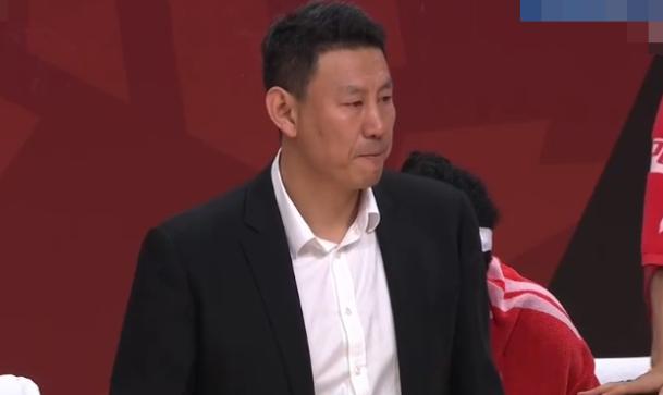 王骁辉绊倒威姆斯方硕,方硕砸球失误后续