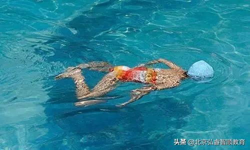 游泳练习蛙泳腿疼,蛙泳膝盖疼学其他泳姿