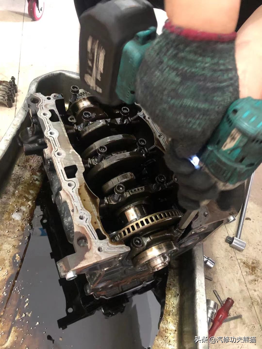 奥迪q5烧机油狂飙,奥迪q5烧机油且发动机抖动