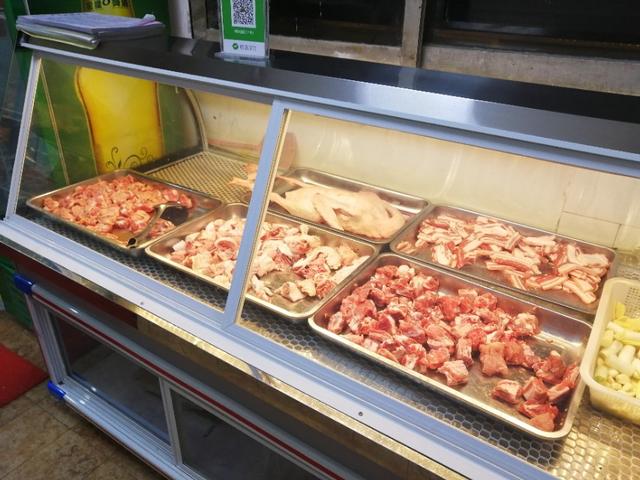 郑州美食地锅炖鸡贴饼子,地锅炖鸡贴饼子的抖音视频