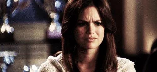 穿高领衣服脖子难受综合征,穿低领也会难受是不是衣领综合征