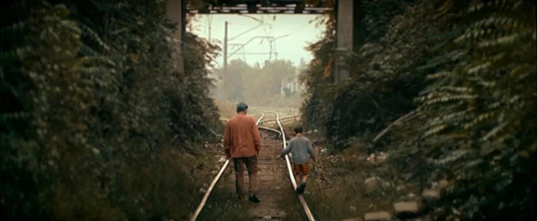 《文胸奇缘》：火车司机拿着文胸到处寻找失主，这影片太不正经了